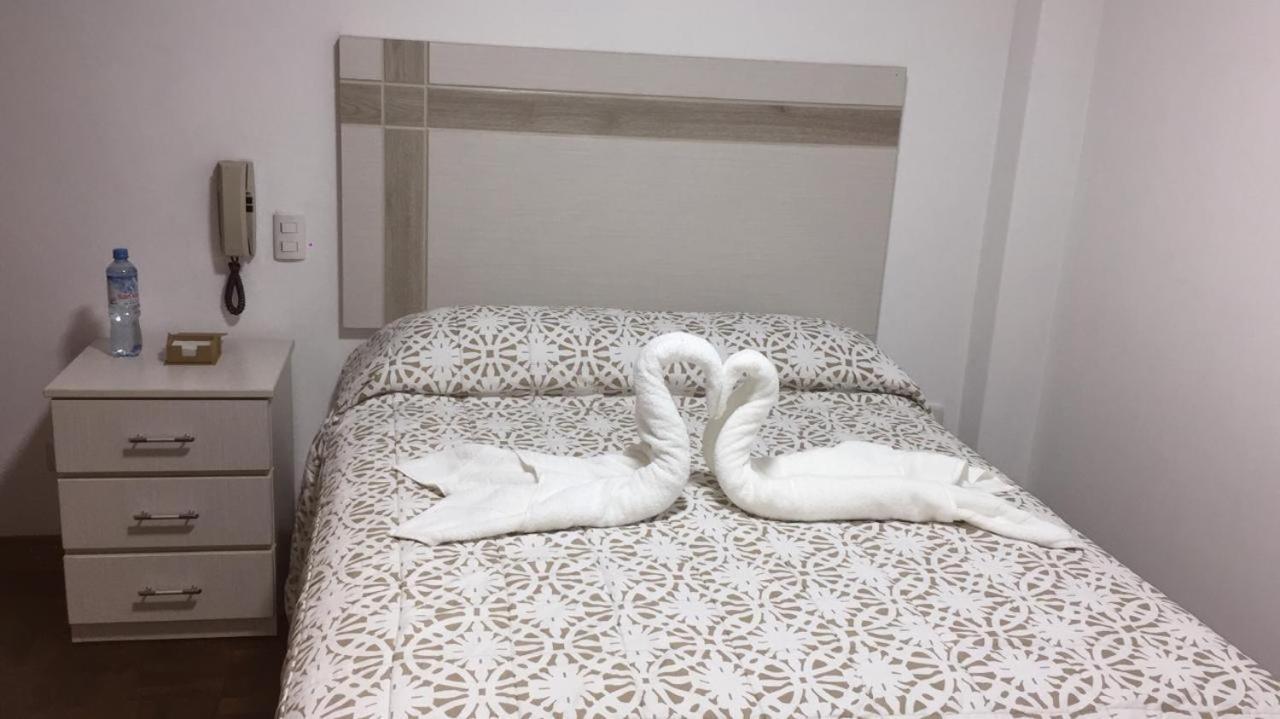 Hostal Victoria Lima Bagian luar foto